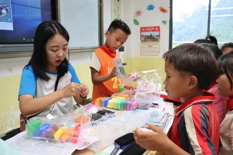 贵师大研支团志愿者在七彩小屋为孩子们授课。