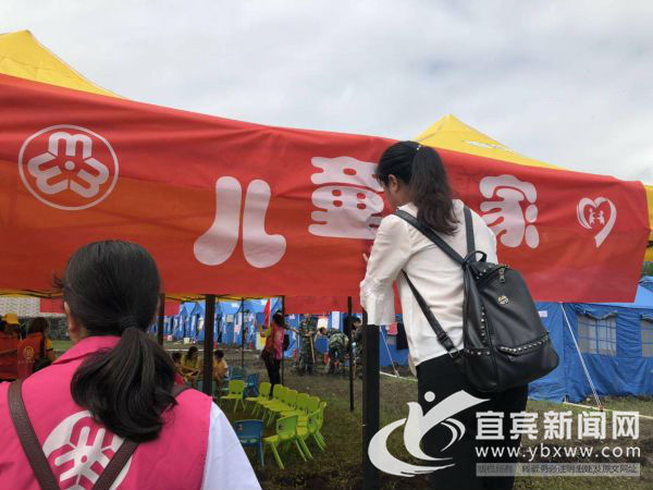 巾帼志愿者们正在搭建帐篷里的“儿童之家”。